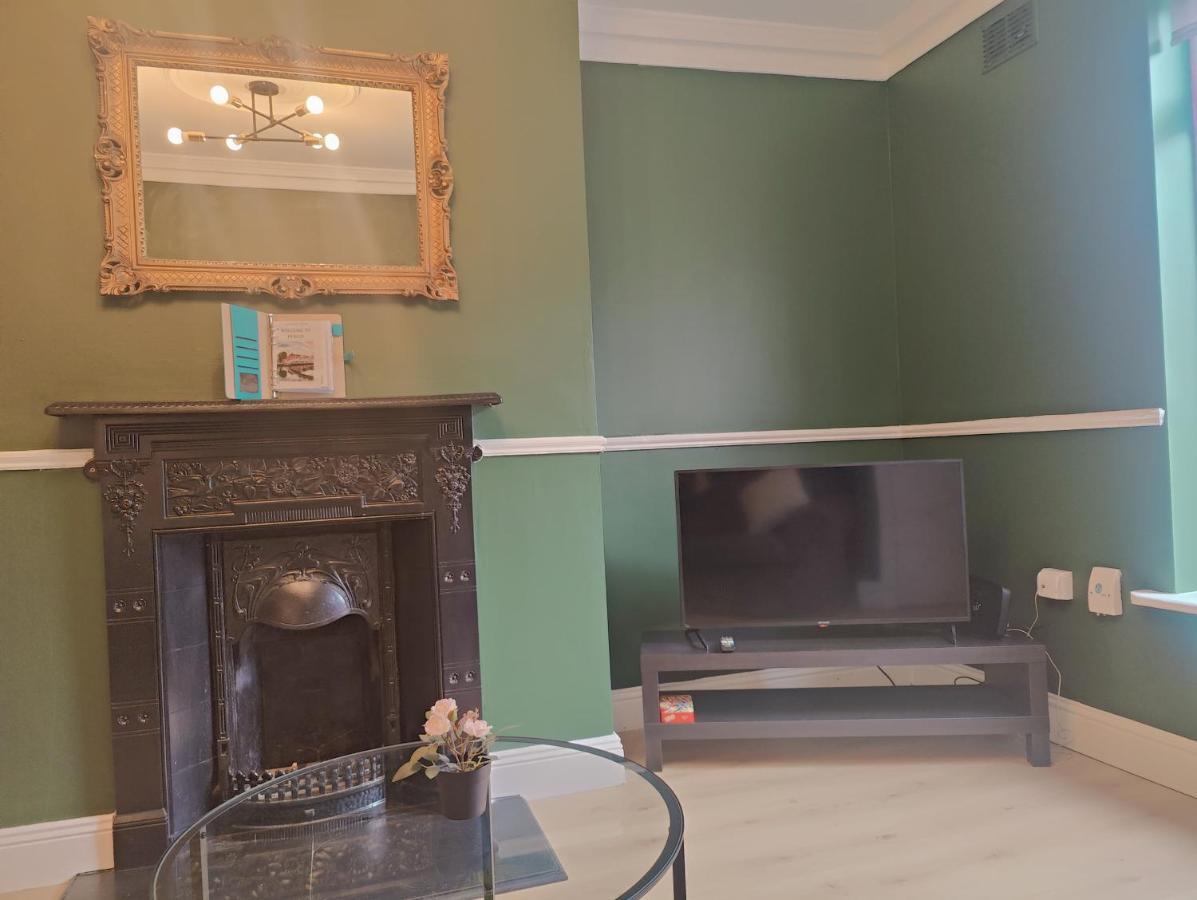 Modern 4 Bedroom Townhouse In City Centre Holiday home
